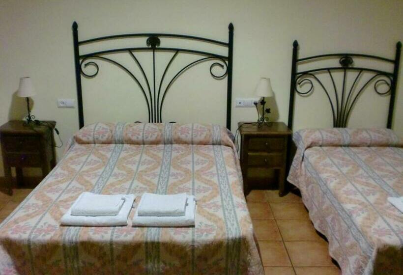 Номер Стандарт Трехместный, Hostal Las Tres Jotas