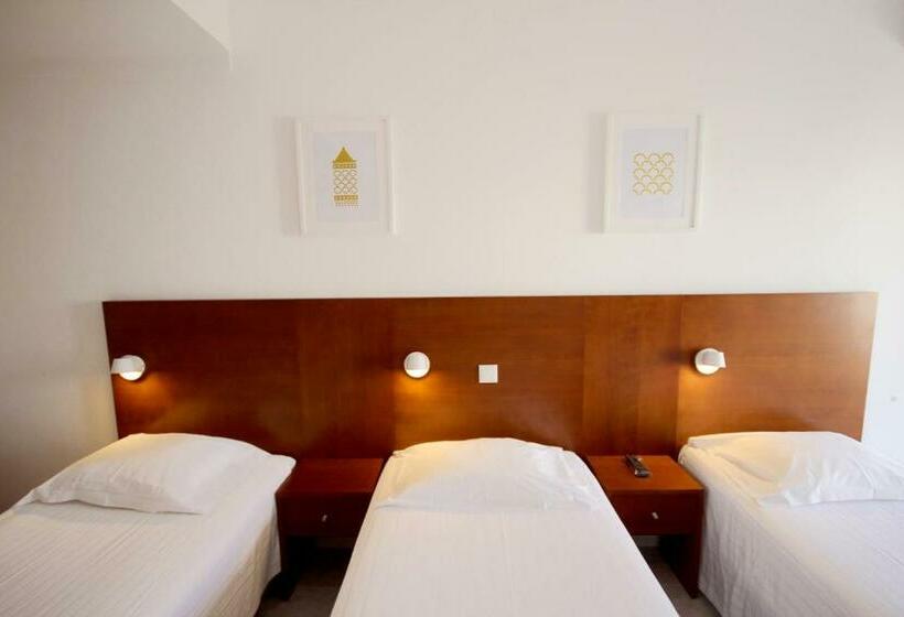 Трехместный Номер Стандарт с Балконом, Hospedaria Buganvilia Alvor