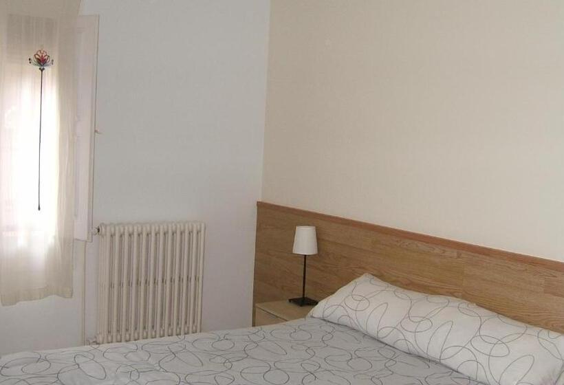 Номер Стандарт, Hostal L'esquella
