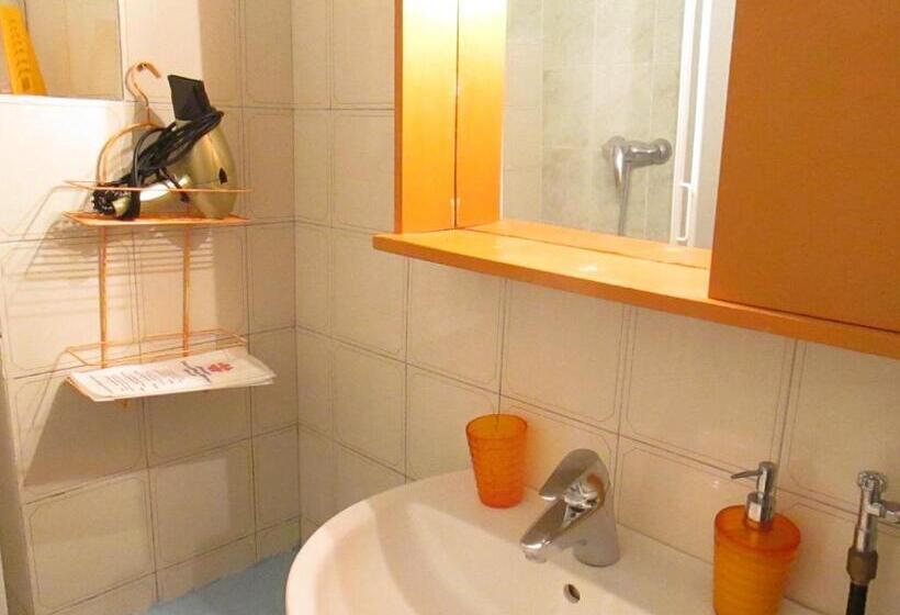 غرفة قياسية ثلاثية, Guest House Erika
