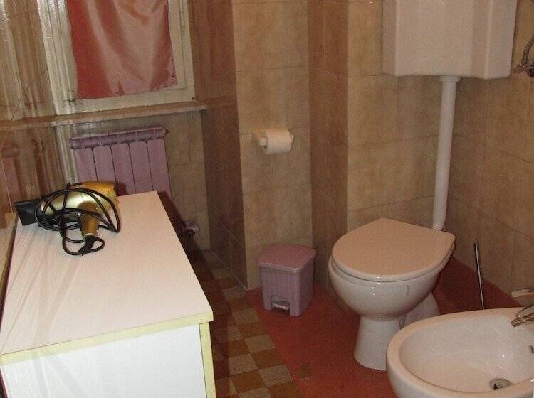 غرفة قياسية ثلاثية, Guest House Erika