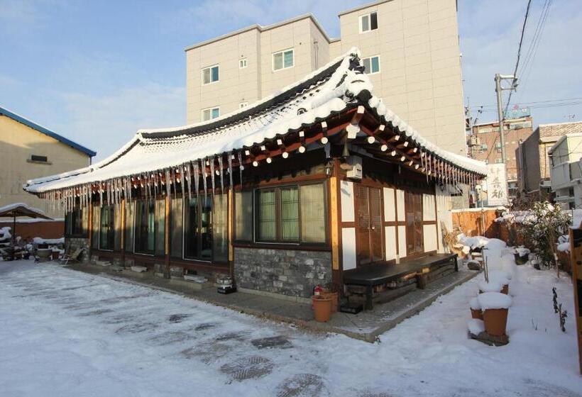Номер Стандарт Вид на Сад, Dasomchae Hanok Stay