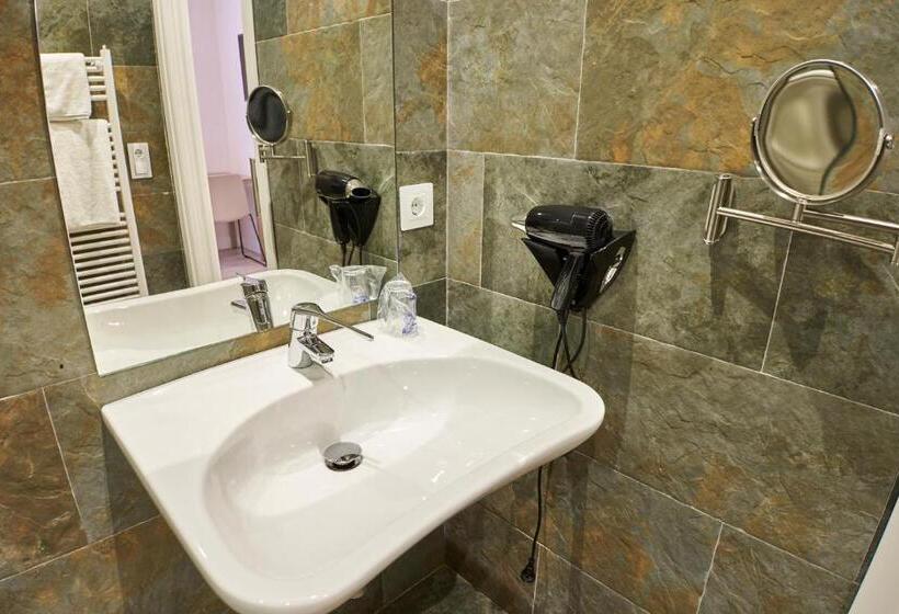 חדר סטנדרט יחיד מותאם לאדם עם מוגבלויות, Villa Lucerna Sports & Hotel Resort