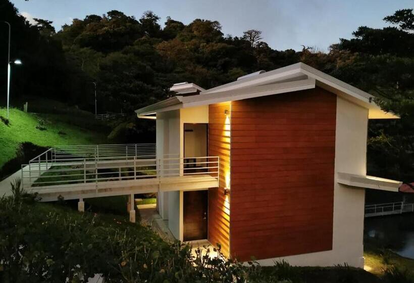 חדר סטנדרט עם מרפסת, Burbi Lake Lodge Monteverde