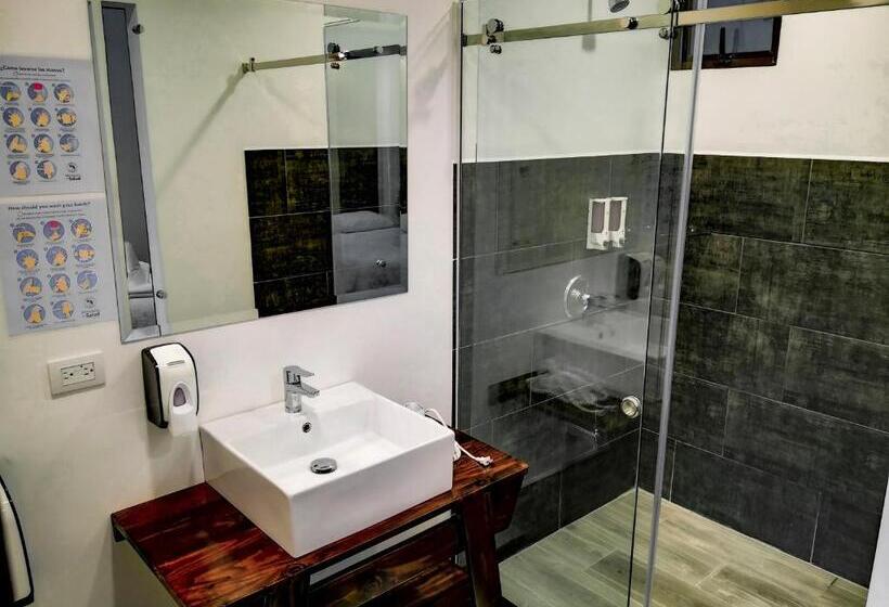 Номер Стандарт Вид на Озеро, Burbi Lake Lodge Monteverde