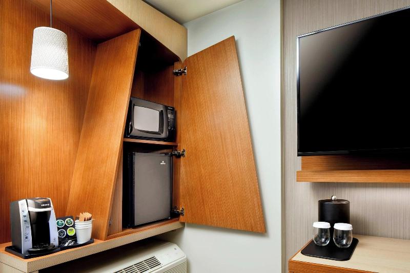اتاق لوکس با بالکن, Be Suites Cali