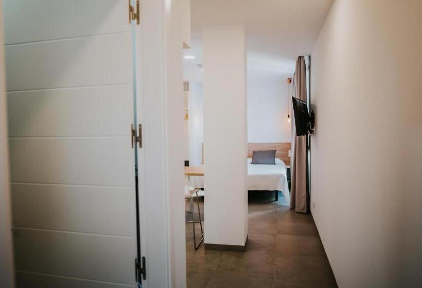 スタンダードスタジオ, Apartamentos Zhr