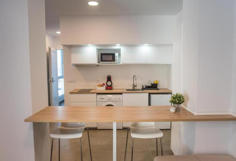 スタンダードスタジオ, Apartamentos Zhr