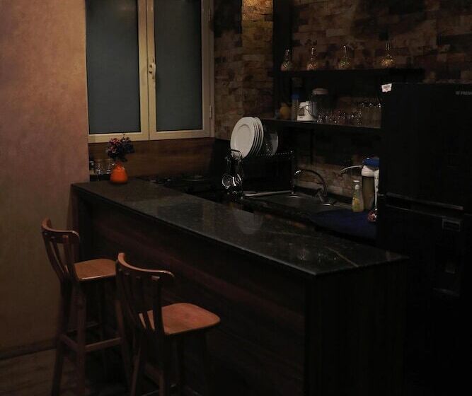 اتاق استاندارد سه تخته با سرویس بهداشتی مشترک, Holy Sheet Hostel