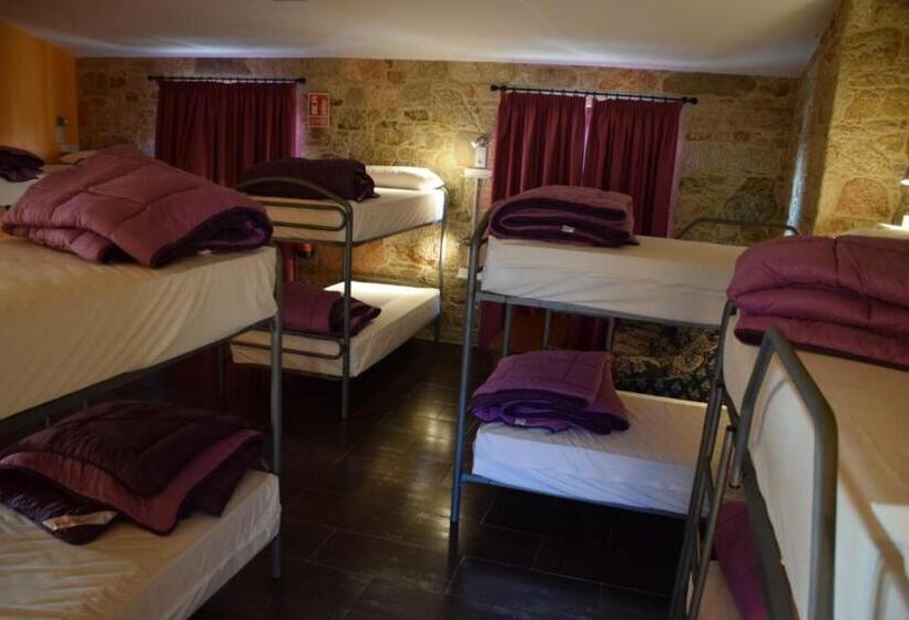 تختخواب در اتاق مشترک, O Cabanel Albergue Bar