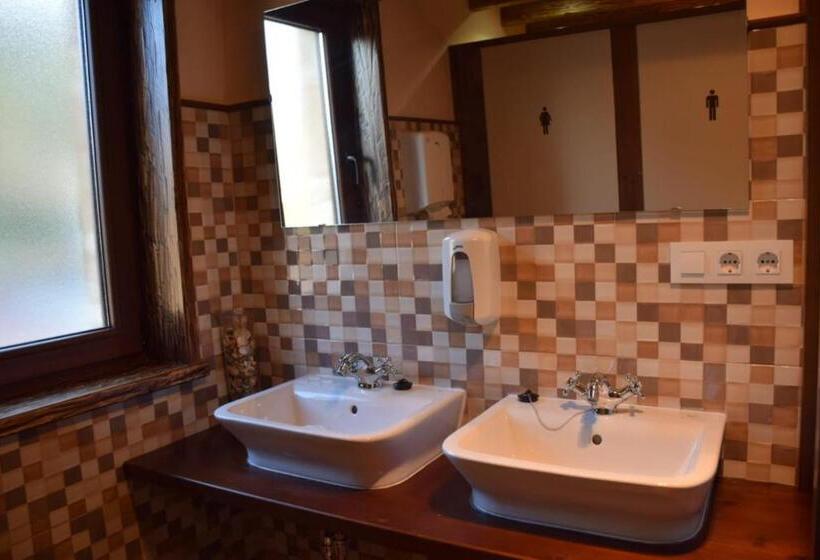 تختخواب در اتاق مشترک, O Cabanel Albergue Bar