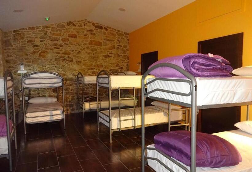 تختخواب در اتاق مشترک, O Cabanel Albergue Bar