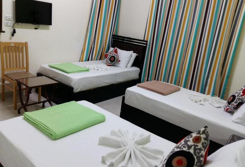 اتاق سه‌نفرۀ استاندارد با سرویس بهداشتی بیرون از اتاق, Golden Star Hostel