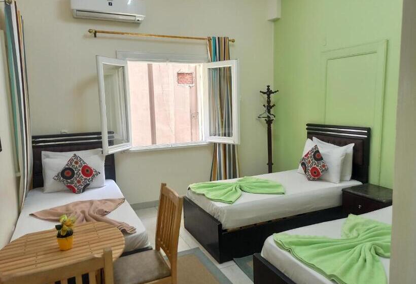 اتاق سه‌نفرۀ استاندارد با سرویس بهداشتی بیرون از اتاق, Golden Star Hostel