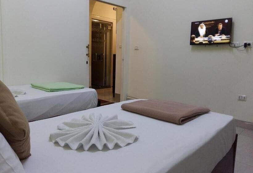 اتاق استاندارد با سرویس بهداشتی مشترک, Golden Star Hostel