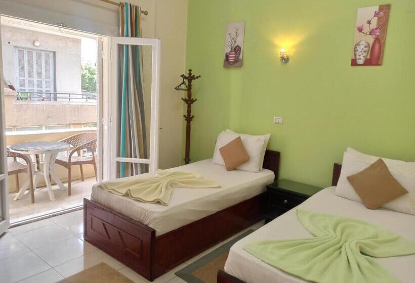 اتاق استاندارد با سرویس بهداشتی مشترک, Golden Star Hostel