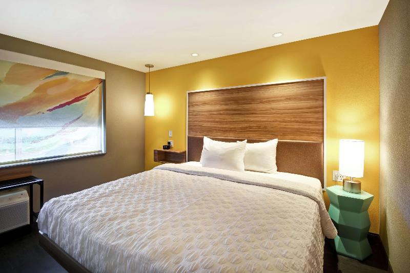 带大床的标准间, Tru By Hilton Louisville Airport