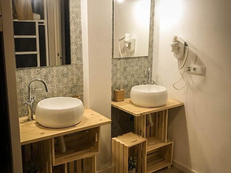 تختخواب در اتاق مشترک, Cantagua Hostel