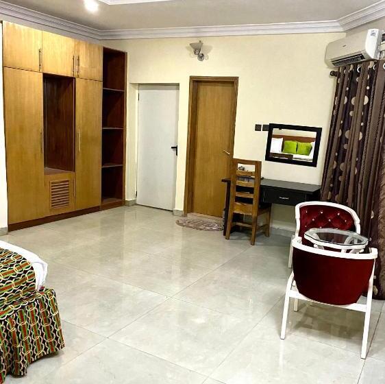 سوئیت با تخت بزرگ, Nue Crest Hotels & Suites
