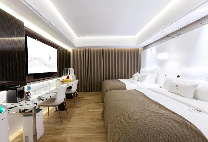 اتاق استاندارد سه نفره, Chao Motel