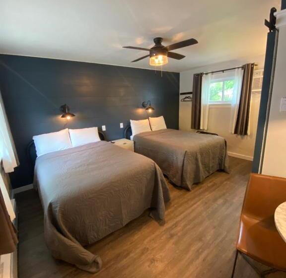 Четырехместный Номер Стандарт, Cedar Court Inn