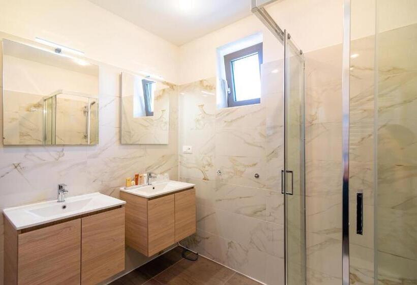 غرفة عائلية, Villa La Via