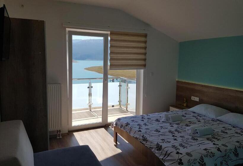 اتاق لوکس با چشم‌انداز دریاچه, Mediteran B&b
