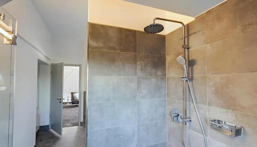 수피리어 스위트, Boardinghouse Emden