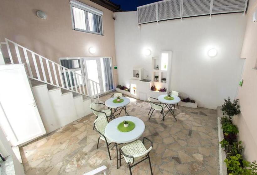 اتاق لوکس, Five Rivers Rooms