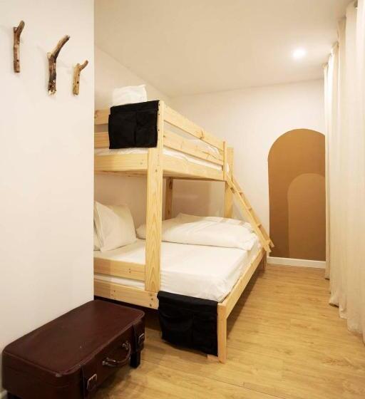 标准三人间, Boogalow Hostel