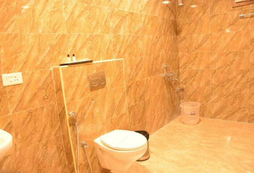 Люкс, Poppys Tower Tiruppur