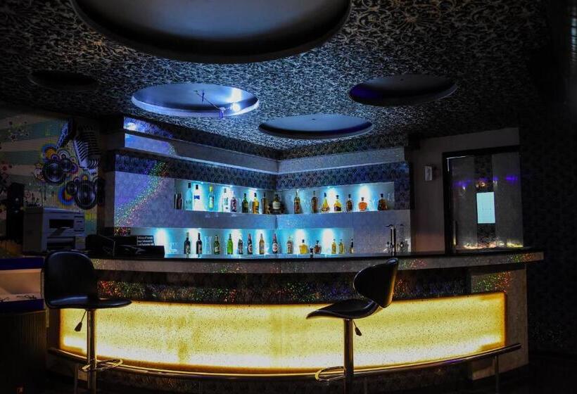 Люкс, Poppys Tower Tiruppur