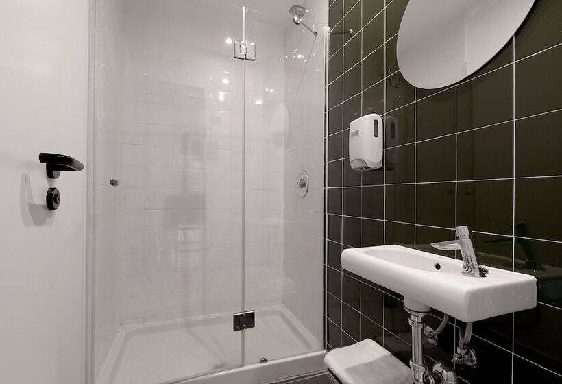Bed in Shared Room with Shared Bathroom, 2060 The Newton Hostel