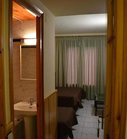 Номер Стандарт Трехместный, Hostal La Neu