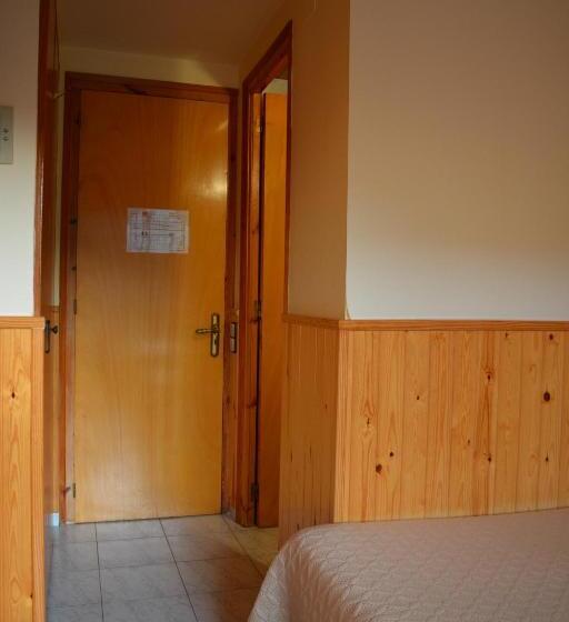 Номер Стандарт Трехместный, Hostal La Neu