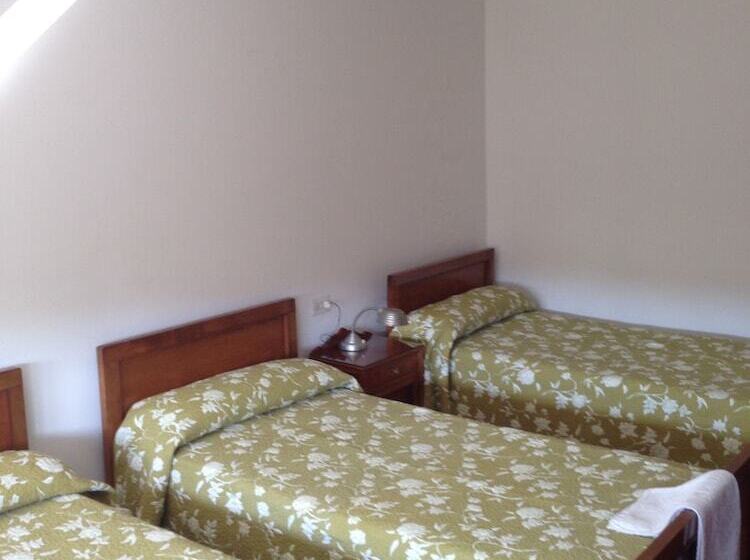 חדר סטנדרט לשלושה עם חדר אמבטיה משוף, Hostal Costa Azul