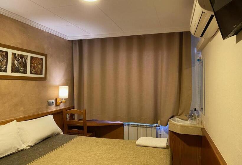 Номер Стандарт Совместная Ванная, Hostal Galicia Cardedeu