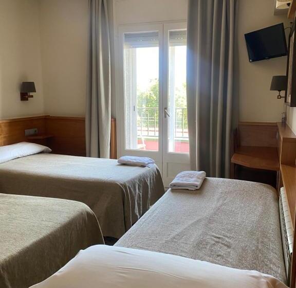 Семейный Номер Совместный Санузел, Hostal Galicia Cardedeu