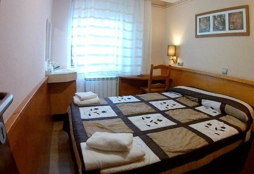 Номер Стандарт Совместная Ванная, Hostal Galicia Cardedeu