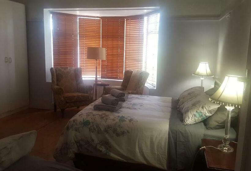 اتاق استاندارد سه نفره, Pretoria Inn