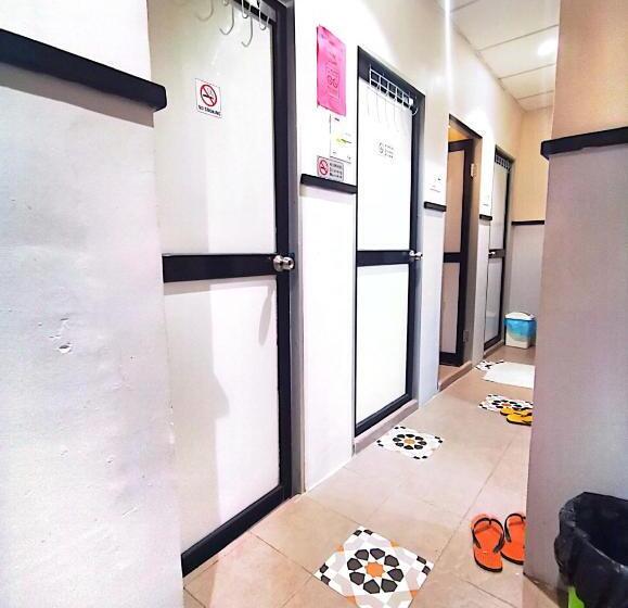 Кровать в Общей Комнате, Sleepbox Hotel   Hostel