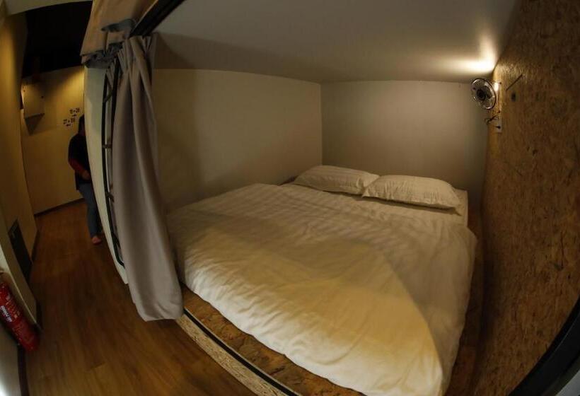 Кровать в Общей Комнате, Sleepbox Hotel   Hostel