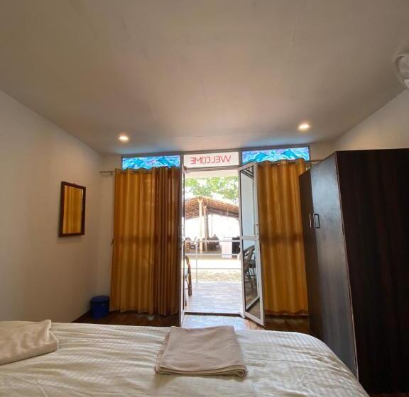 디럭스 룸 측면 바다 전망, Omkar Beach Bungalow