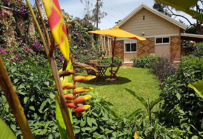 کابین, Pineapple Guest House Entebbe