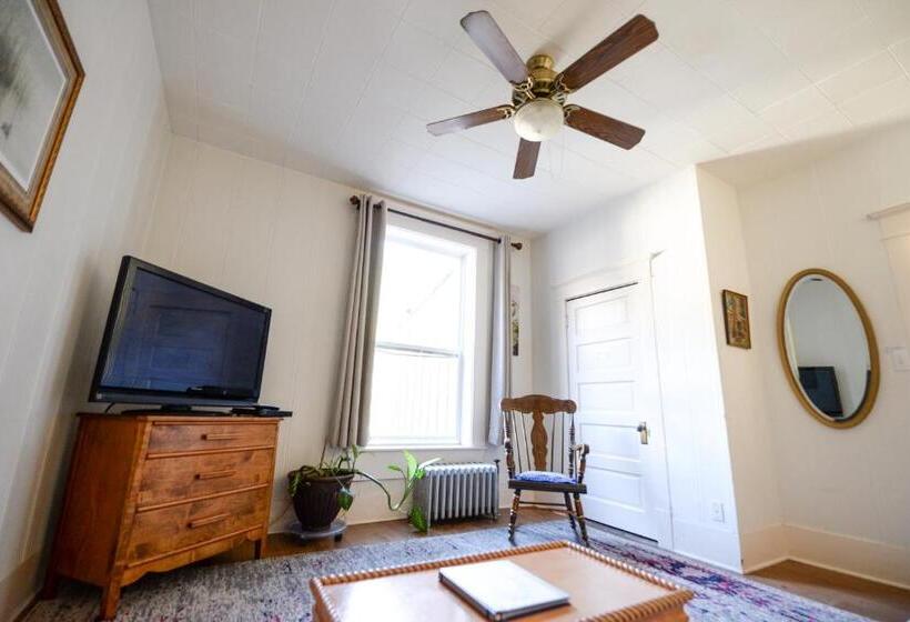 Апартаменты 1 Спальня, Brown & Hawkins Historical Apartments