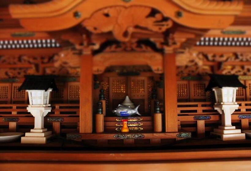 Трехместный Номер Стандарт с Балконом, Katsuo Guest House