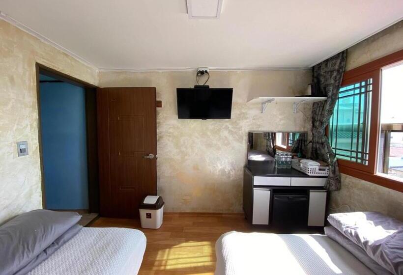 Номер Стандарт Трехместный, Gudeok Guesthouse