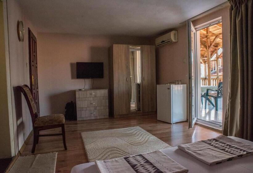 Номер Стандарт с Балконом, Guest House Grozdan