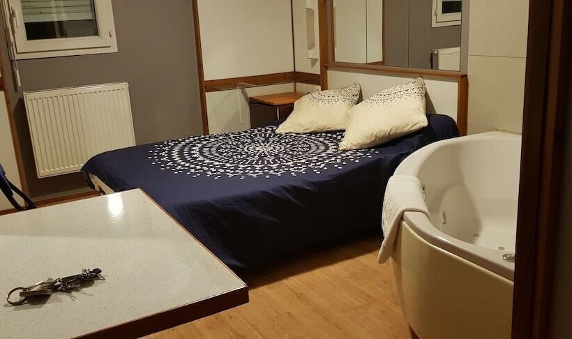 标准间带漩涡浴缸, Hôtel Eco Logis Espace Bellevue