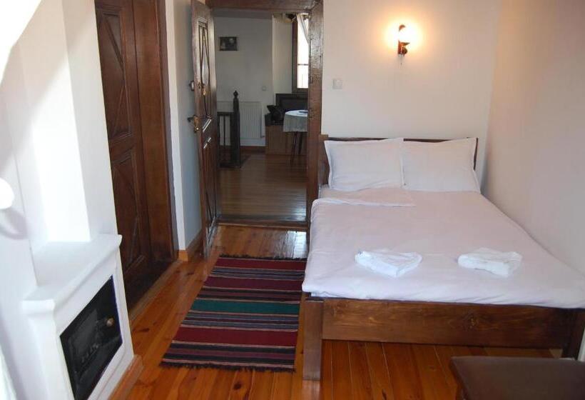 Четырехместный Номер Стандарт с Балконом, Kazasovata Guest House